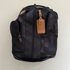 TUMI Black Men's Higgins backpack/crossbody ⭐️😎☀️🥃